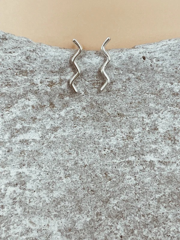 women's solitaire ring-Mie Family Wave Studs in Silver Tone